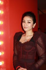 高清：黄奕不畏寒冷亮相风尚大典 获颁风尚慈善艺人