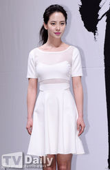 组图：宋智孝马尾白裙清秀亮相《天命》发布会