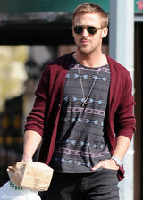 组图：瑞恩-高斯林街拍 酒红色开衫毛衣搭牛仔裤