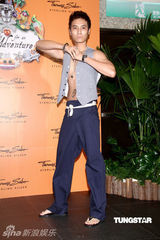 幻灯图：张惠妹男友现身珠宝发布会 称尚无结婚打算