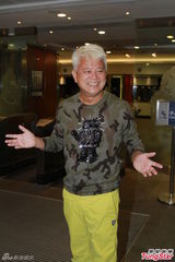 组图：陈百祥庆63岁生日 笑称与王维基有缘