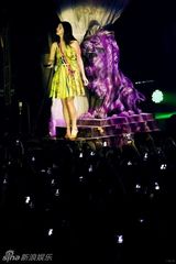 组图：打雷姐瑞典妩媚开唱 裙角飞扬泄春光