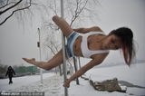 组图：钢管舞国家队雪中秀绝技 比基尼倒一字马