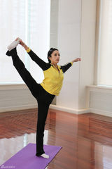 组图：汤灿拍瑜伽花絮照 明星健康生活曝光