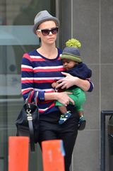 组图：酷妈查理兹-塞隆休闲装抱养子离开医院