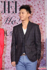 组图：倪妮红裙装亮相活动拒回应签约事宜