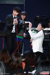 组图：陈威全情人节开唱 张芸京现身站台