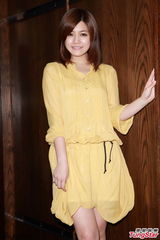 组图：陈妍希明黄裙装亮相 笑容甜美气质优雅