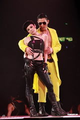 组图：刘德华“体力派”演唱会 与黎明携手同台