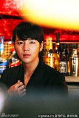 组图：韩星张根硕帅气拍写真 虎纹裤子霸气外露