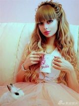 组图：俄罗斯真人芭比再曝美照 双球浑圆晒蜂腰