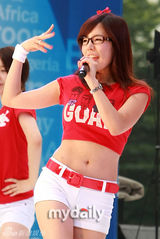 幻灯图：少女时代参加街头声援活动 支持世界杯