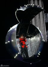 组图：潘玮柏北京演唱会 与吴克群基情亲嘴