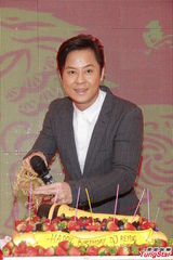 组图：草蜢蔡一杰庆47岁生日 为慈善捐贴身泳裤