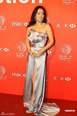 组图：巩俐开叉裙秀美腿 王伟忠携妻林慧晶现身 