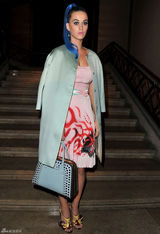 高清图：凯蒂-佩里蓝发亮相巴黎时装周鞋子抢镜