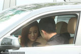 组图：演员李菁车内对妻子摸脸扒衣 调情加熊抱