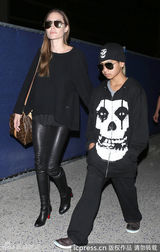 组图：朱莉呵斥狗仔不许偷拍 养子酷劲十足