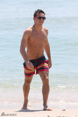 组图：英国跳水正太戴利海滩度假 身材略显发福