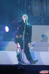 组图：陈奕迅台北火热开唱 台上大玩变装秀