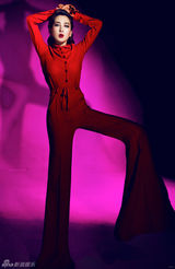 组图：马苏五彩魅惑写真曝光 一身红装曲线修长