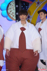 组图：罗志祥变身超级大胖子 与小鬼敖犬搞怪