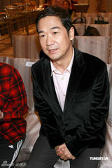 幻灯图：《纪晓岚》香港宣传 杨千嬅为张国立泡茶