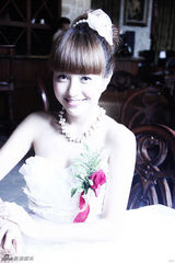 组图：包文婧婚纱写真曝光 笑容甜美高雅纯情