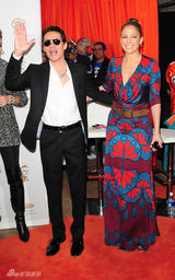 幻灯图集：詹妮弗-洛佩兹身穿红蓝彩裙靓丽抢镜