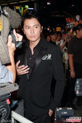 组图：福山雅治新片香港首映 粉丝围堵场面火爆