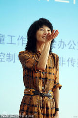 组图：张曼玉做公益咬指卖萌 捂嘴笑派飞吻