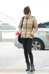 组图：韩星金亚中时髦机场街拍 秀干练时尚感