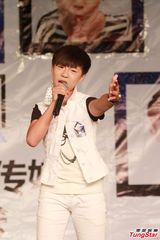 组图：三位小“鸟叔”助阵发布会 大秀骑马舞