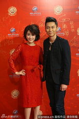 组图：李晨黑西装亮相 马苏大红蕾丝裙抢镜