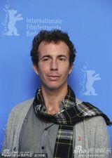 高清图：《神秘世界》发布会 导演莫雷诺顶爆炸头