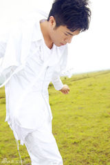 组图：小黑马黄智博草原写真 白色风衣彰显率真