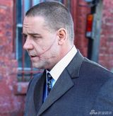 组图：《冬日的故事》片场 罗素-克劳脸疤骇人