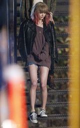 组图：斯威夫特拍MV穿颓废装变小鸟依人