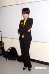 幻灯图集：陈敏之为戏扮妓女 热裤示人“挺”胸上阵