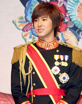 幻灯图：音乐剧《宫》发布会 郑允浩出席帅气亮相