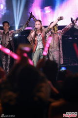 组图：黎瑞恩慈善个唱开锣 开心落泪唱经典