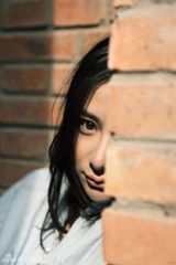 组图：熊乃瑾白衣写真 明眸美肌展露纯净气质