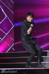 组图：第三届风云新人盛典 韩庚欢快跳“喜洋洋”