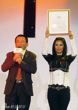 组图：韦唯携子拍卖奥运演出服 创慈善之夜拍价之最