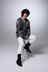 高清组图：韩星尹相铉写真曝光 尽显成熟型男魅力