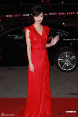 组图：桂纶镁红色礼服亮相 搭配裸色高跟鞋