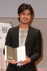 组图：陈柏霖黑色西装现身 脚穿雨靴造型混搭