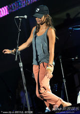 组图：美国乡村音乐电视奖彩排 凯利安德伍德领衔