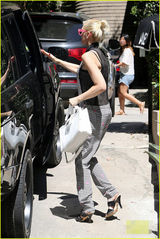 组图：史蒂芬妮潮装亮相 老公携可爱儿子出镜