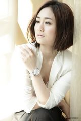 组图：刘芸曝光魅力写真  知性体味时光美好